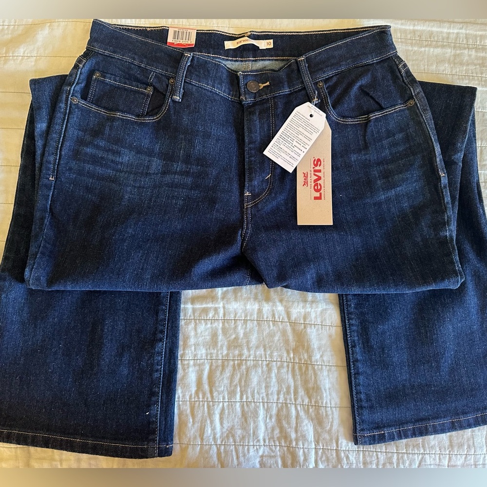 NWT- Women’s 515 Bootcut Levi Jeans- Blue/Dark Wash/Dark Blue. 10L/30